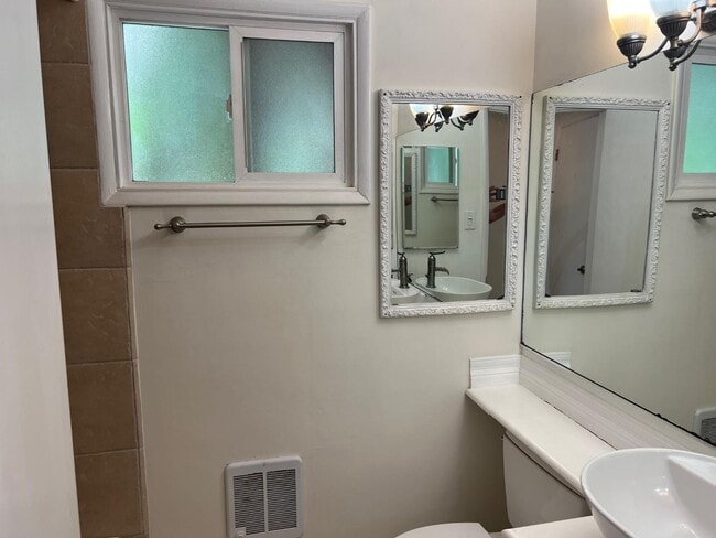 Building Photo - 508B Spring St