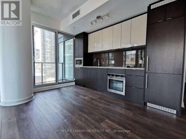 Building Photo - 125 Blue Jays Way