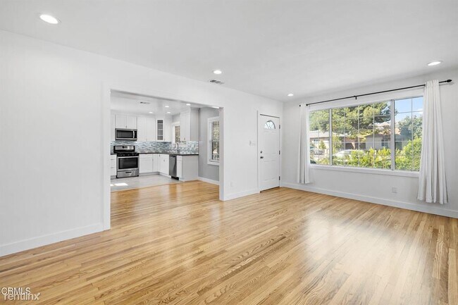 Building Photo - 3 br, 2 bath House - 9944 Saticoy St