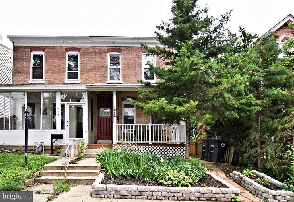 Foto principal - 242 E 8th Ave