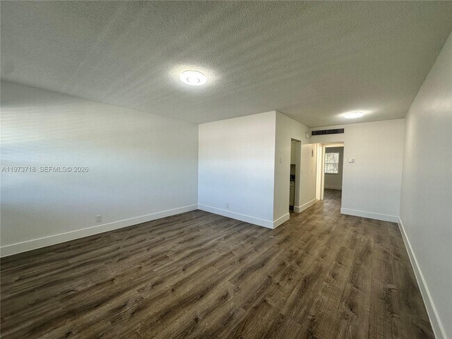 Foto del edificio - 2300 Madison St