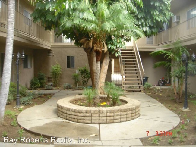 Foto del edificio - 7348 Milton Ave