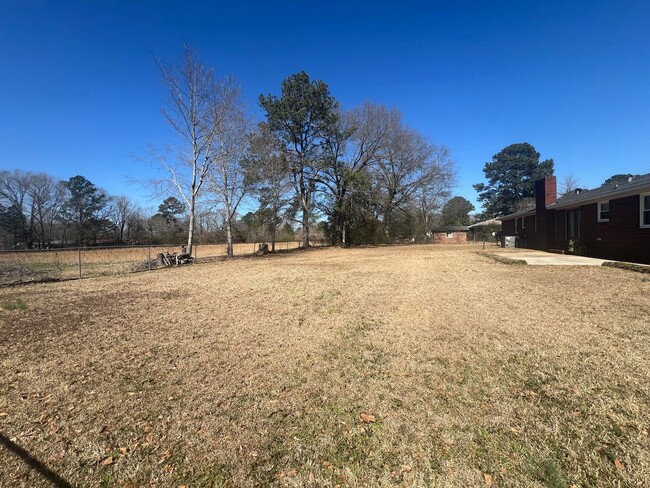 Building Photo - 3 bedroom 2 bathroom brick home