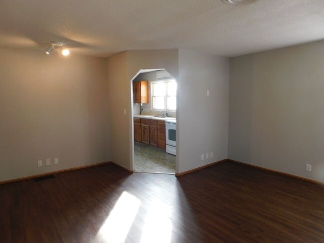 Building Photo - Spacious & remodeled 2 bedroom/1 bath dupl...