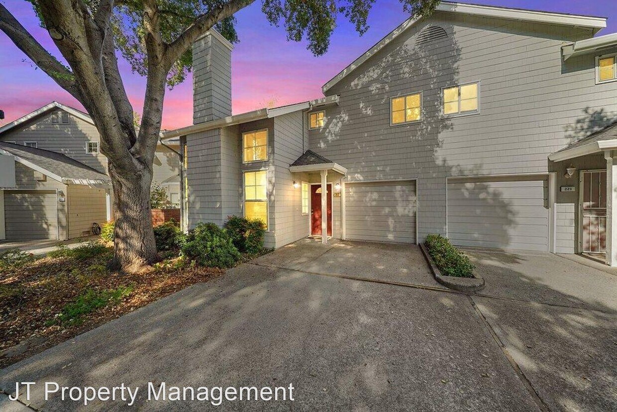 Foto principal - 217 Hidden Creek Ct