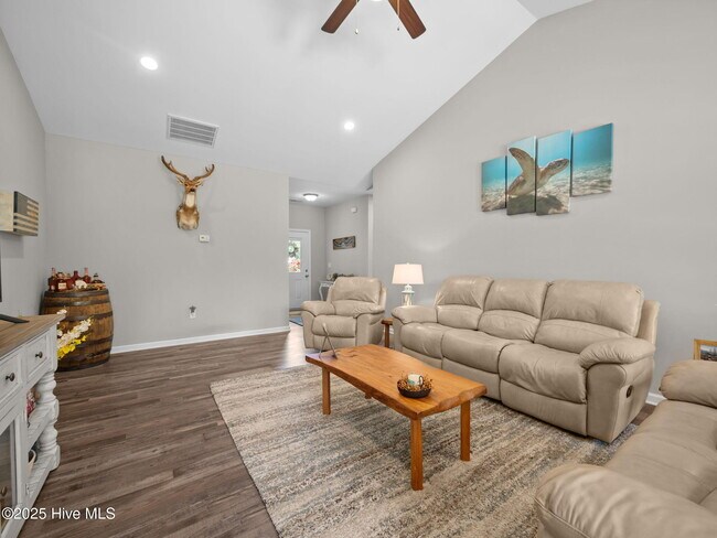 Foto del edificio - 512 Hazelwood Dr