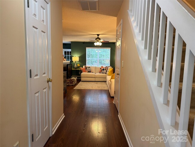 Foto del edificio - 8763 Robinson Forest Dr