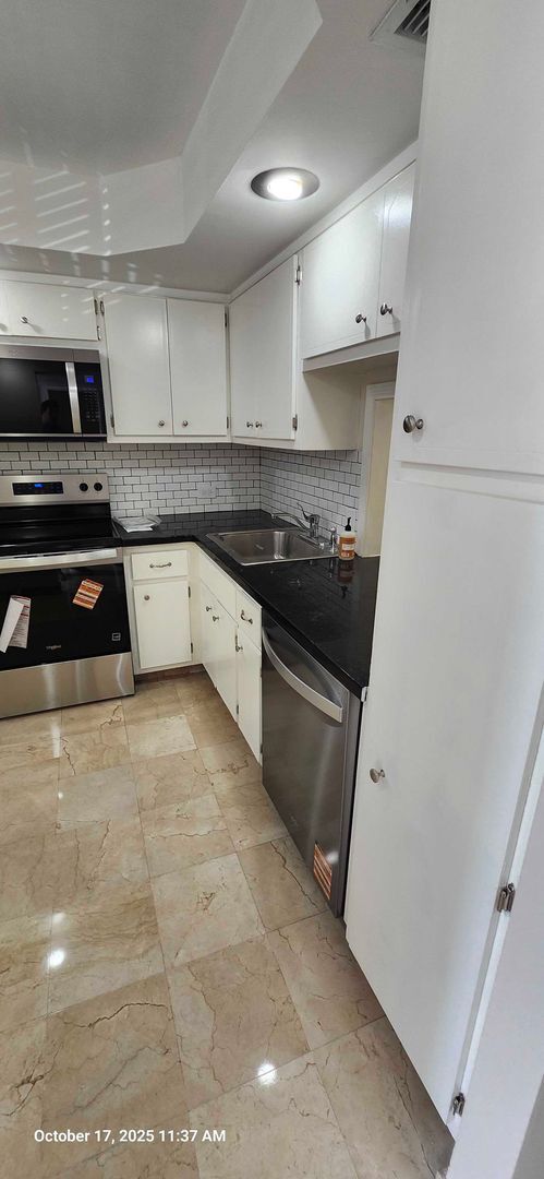 Foto del edificio - Spacious 1 Bed + Den | 1.5 Bath Apartment ...
