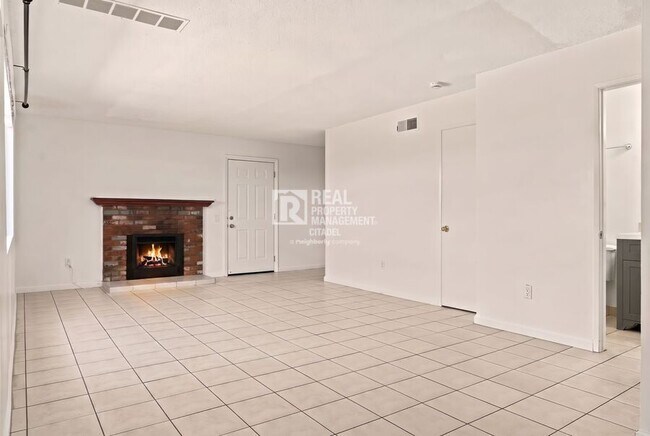 Building Photo - 3009 Canyon Crest Dr