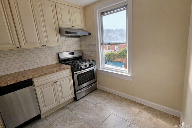 Building Photo - 68-07 59th Dr