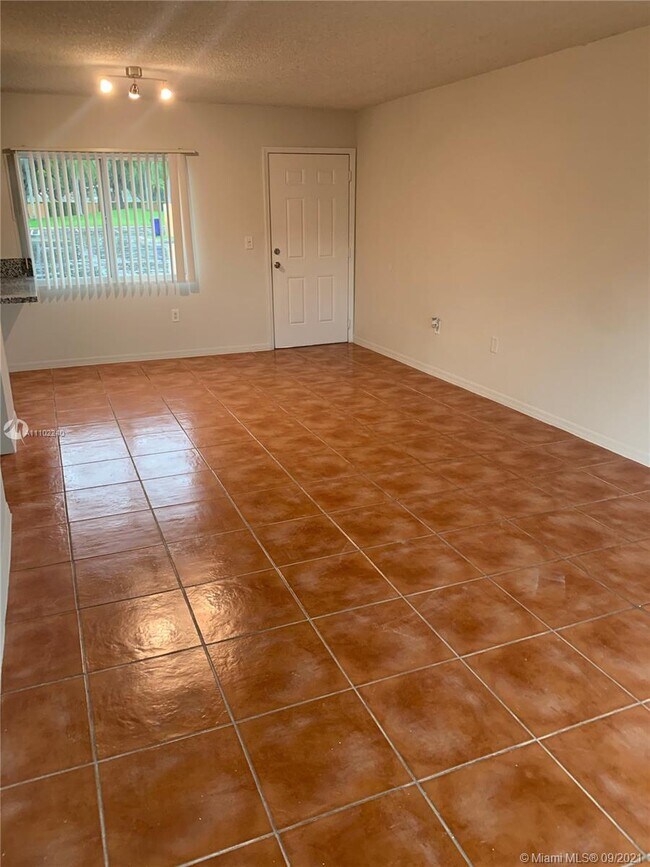 Building Photo - 6255 SW Kendale Lakes Cir