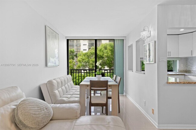 Foto del edificio - 17021 N Bay Rd