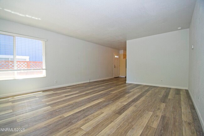 Foto del edificio - 3103 Lakeside Dr