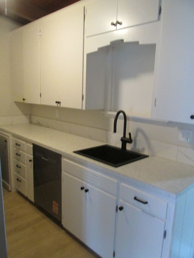 Building Photo - 2 Bedroom Duplex in Burlington