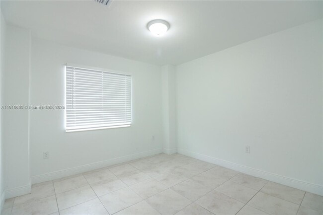 Foto del edificio - 1955 NW 5th Pl