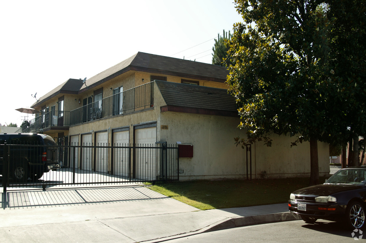 Primary Photo - 7052 Somerset Blvd