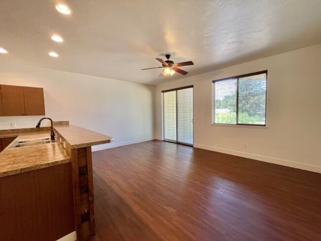 Foto del edificio - Beautiful 3BR/2BA Townhome Near Lake Pagos...