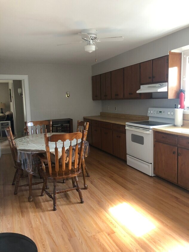 Kitchen - 324 Laurel St