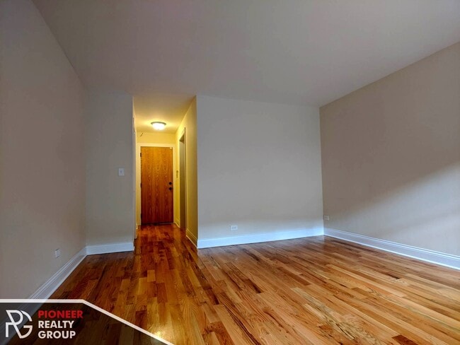 Building Photo - 557 W Arlington Pl