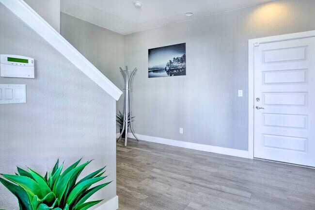 Building Photo - 4260 E Warren Ave