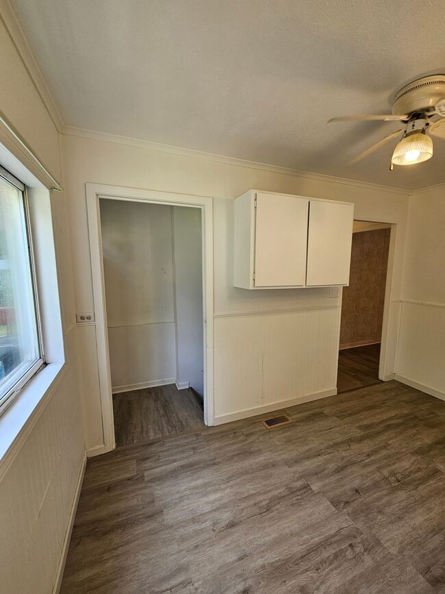 Building Photo - ** MOVE IN SPECIAL**   2 Bedrooms, 1 Bath ...