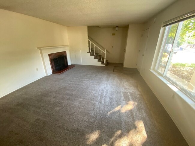 Foto del edificio - Spacious 3 Bedroom 1.5 Bath Duplex