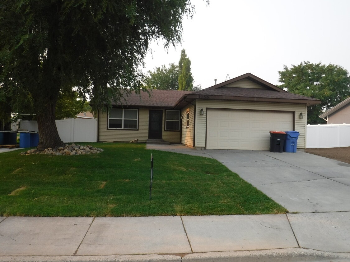 Primary Photo - 1156 Twin Parks Dr