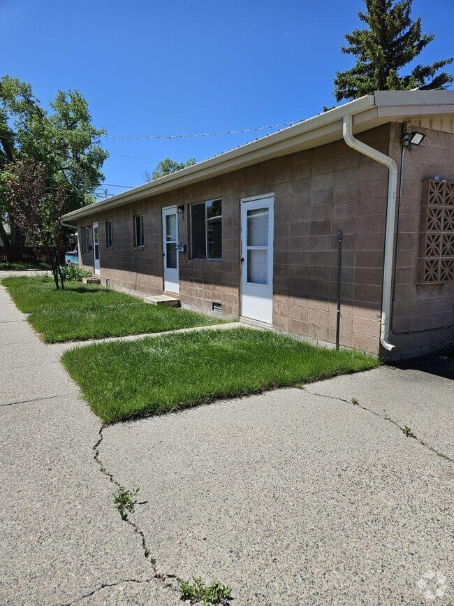 Building Photo - 2028 Alderson Ave