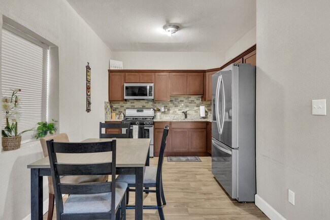 Building Photo - Central area 3 bed/2 bath duplex