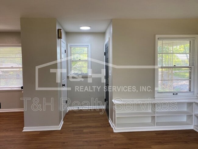 Building Photo - 2700 W 11th St