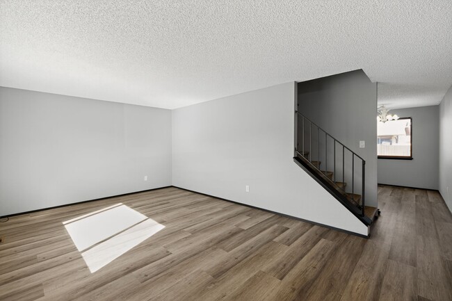 Building Photo - 912 Algona Blvd N