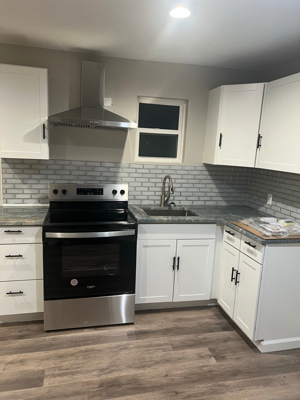 Building Photo - 301 E 7th St