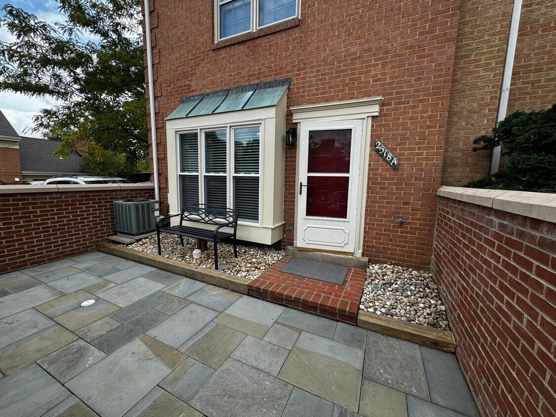 Primary Photo - Bright and sunny corner 1br 1ba condo w pa...