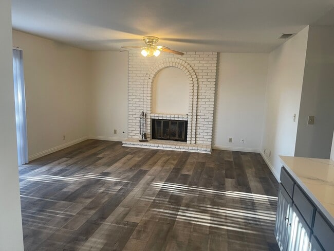 Building Photo - 2215 Lobelia Ave