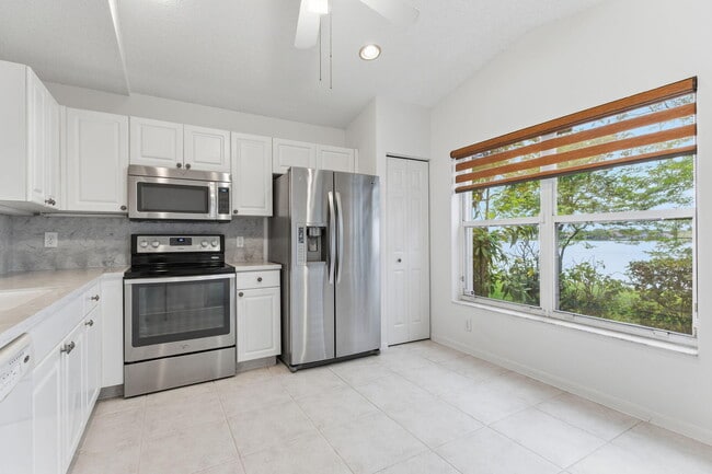 Foto del edificio - 3622 Coco Lake Dr