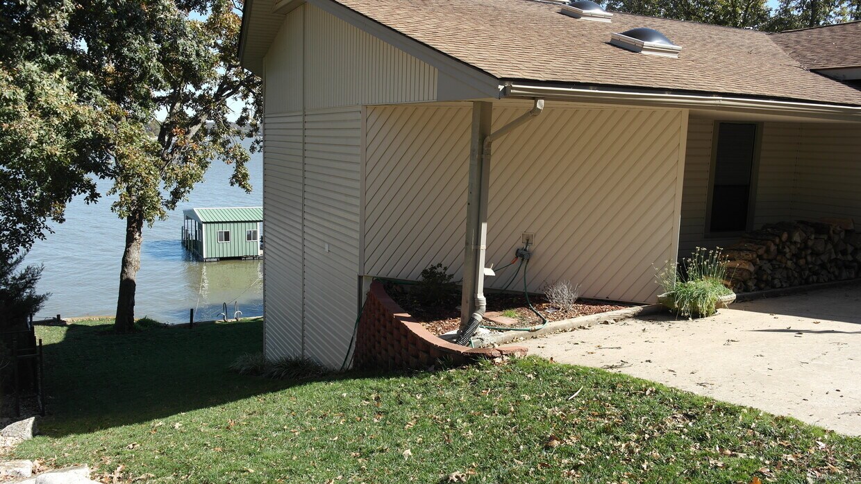 Easy access to dock and lake - 34786 Beach Rd