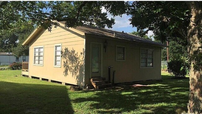 Building Photo - 17419 South Dr