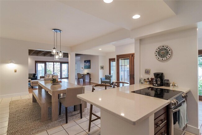 Building Photo - 140 N Kalaheo Ave