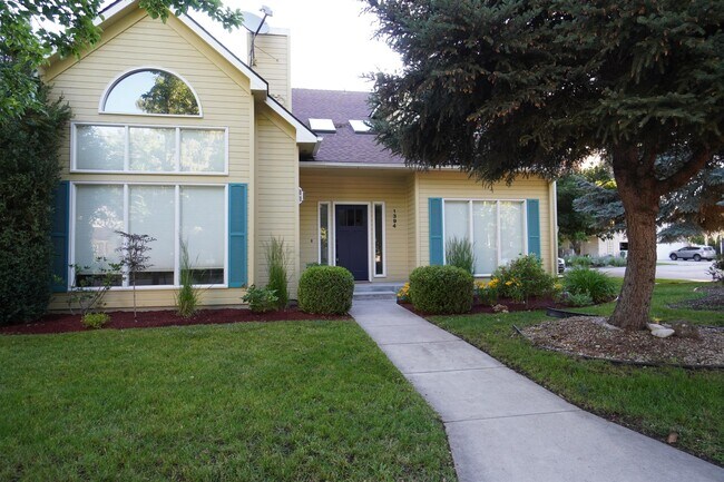 Foto del edificio - 1394 E Holly St