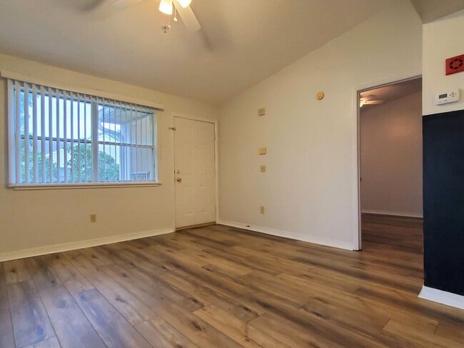 Building Photo - FOR RENT, 1 bedroom 1 bathroom, upper floor