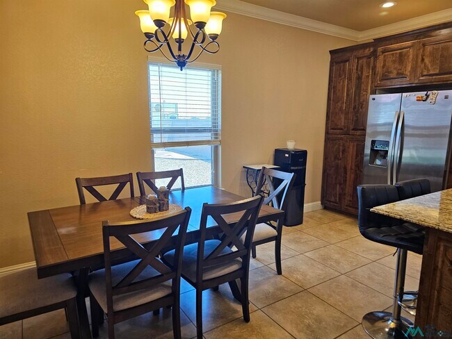 Building Photo - 905 Almond Tree Ln