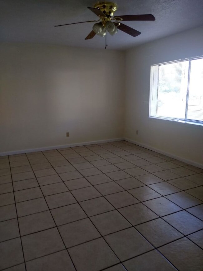 Foto del edificio - 3702 E 11th St