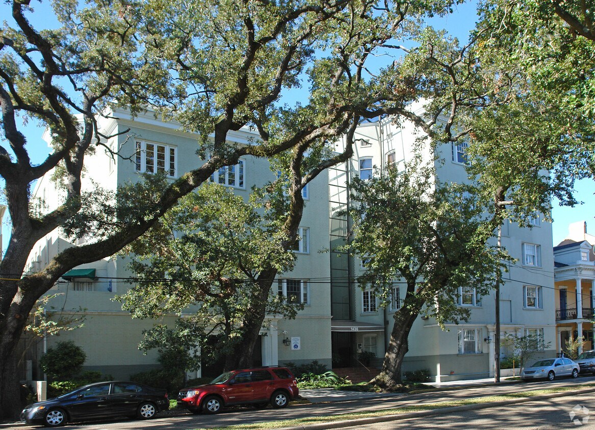 Lafayette Oaks Condos Apartments in New Orleans, LA