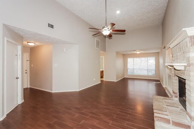 Building Photo - 2011 Woodhue Dr