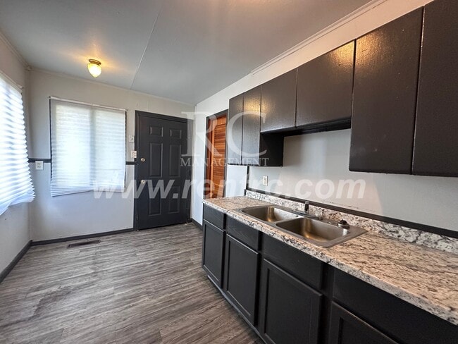 Building Photo - 605 Pixley-