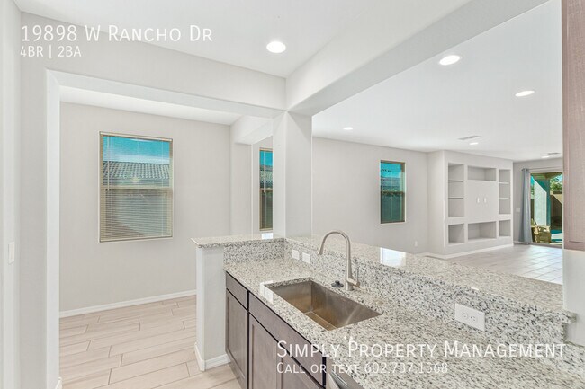 Foto del edificio - REDUCED! Beautiful single story corner lot...
