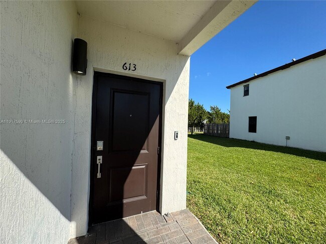 Foto del edificio - 613 NE 208th Terrace