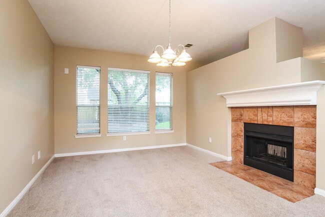 Foto del edificio - 16206 Hollow Rock Dr