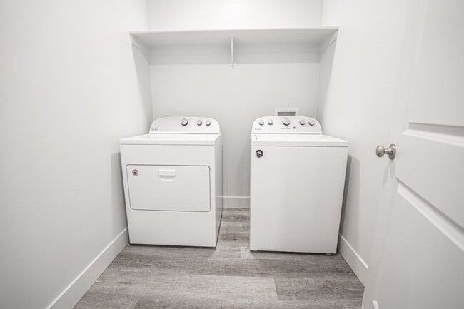 Building Photo - 3 bed, 2.5 bath Summerfield Townhome found in Rexburg!