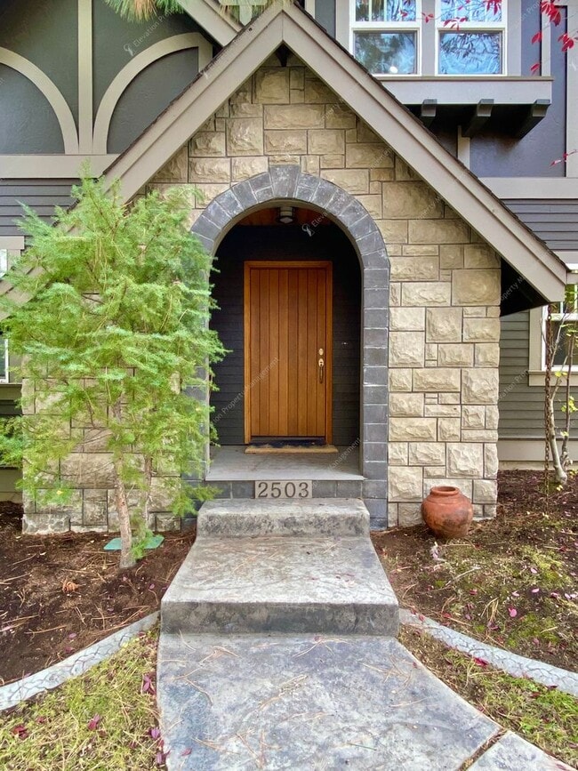 Building Photo - Northwest Crossing Gem! Bonus Office and Family Room